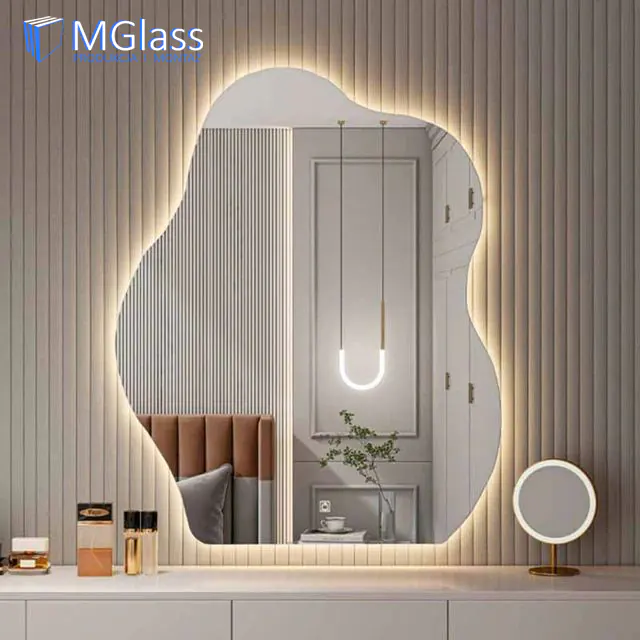 Obrobka lustra nieregularny ksztalt na wymiar z montażem.